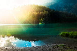 Einsame Insel in einem Bergsee kurz vor Sonnenuntergang, Tirol, Österreich, Europa Einsame Insel in einem Bergsee kurz vor Sonnenuntergang, Tirol, Österreich, Europa
